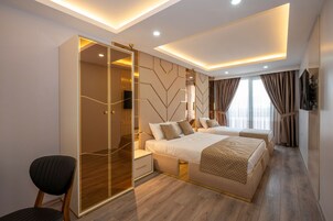 Un dormitorio moderno con cama, una silla y vestidor.