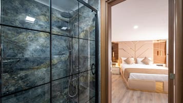 Combined shower/tub, rainfall showerhead, free toiletries, hair dryer