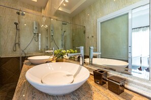 Comfort villa | Badkamer | Een haardroger