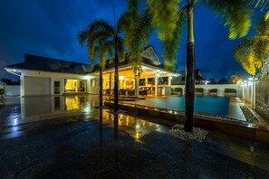 A modern house with a swimming pool, a covered patio, and palm trees. - Private 3 Bedroom Pool Villa PP10 (Hua Hin)