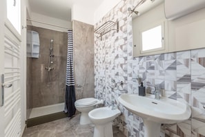 A bathroom with a shower, toilet, bidet, and sink. - 2446 Palazzo Montagna - Mono by Barbarhouse (Melissano)