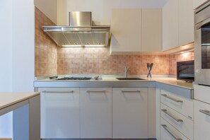 Refrigerador, microondas, horno y lavavajillas 