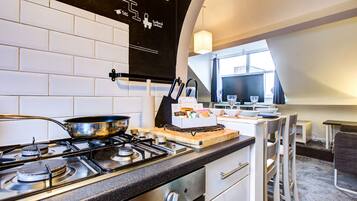 Apartment | Private kitchen | Fridge, oven, stovetop, electric kettle