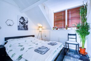 Apartment - Entire Artistic Open-plan Top Floor Apartment (Westcliff-on-Sea)