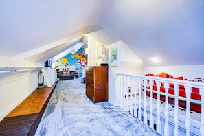 Interior - Entire Artistic Open-plan Top Floor Apartment (Westcliff-on-Sea)