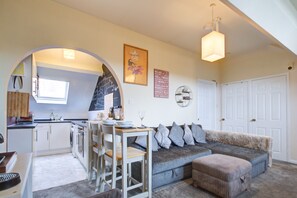 Apartment | Interior - Entire Artistic Open-plan Top Floor Apartment (Westcliff-on-Sea)