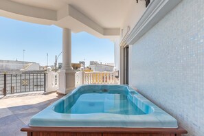 Ein Pool auf dem Dach mit Blick auf die Skyline der Stadt.