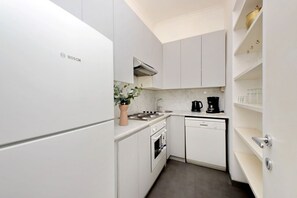 Kühlschrank, Ofen, Geschirrspüler, Wasserkocher mit Kaffee-/Teezubehör