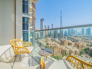 Balcony - Glamorous Apartment Facing Burj Khalifa (Dubai)