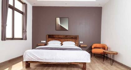 Relax in 2BR apartment w/wifi, gym & pool