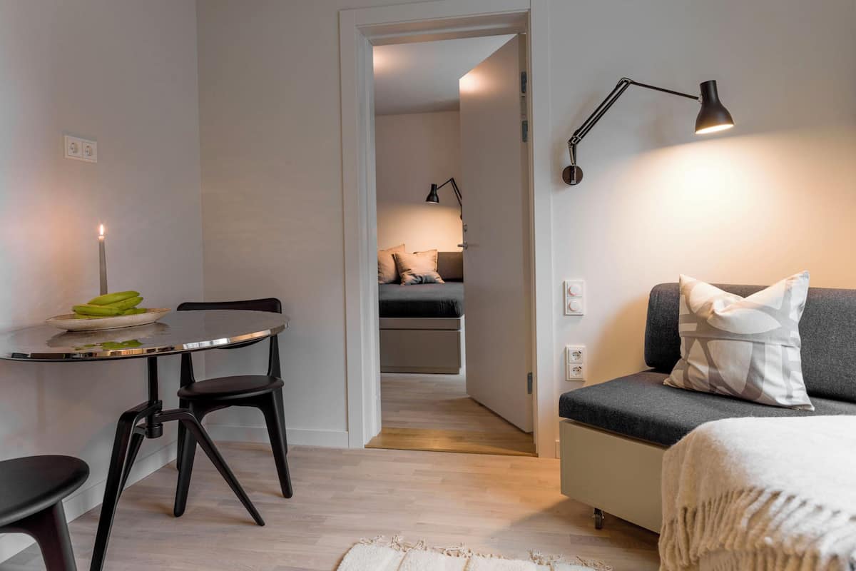 Deluxe Apartment | Premium bedding, individually furnished, desk, laptop workspace