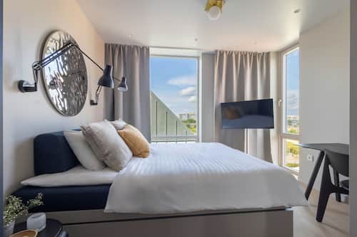 Rooftop Apartment | Ropa de cama de alta calidad, muebles diferentes y escritorio