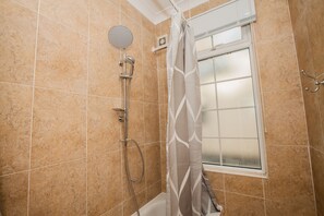 Combinazione doccia/vasca, asciugamani, sapone, shampoo