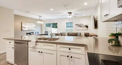 *Modern Southside Abode* Wifi, Kitchen, AC