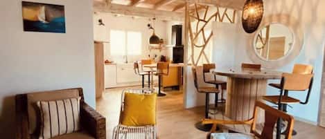 Een smart-tv en boeken