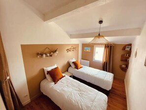 4 slaapkamers, een bureau, een strijkplank/strijkijzer, reisbedje