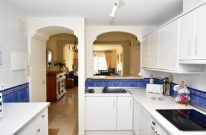 Kjøleskap, mikrobølgeovn, ovn og oppvaskmaskin