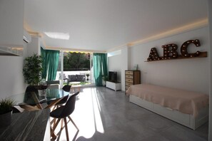 Een strijkplank/strijkijzer, gratis wifi, beddengoed