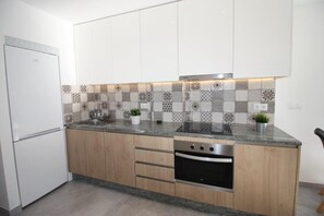 ثلاجة، ميكروويف، فرن، ماكينة لصنع القهوة/الشاي