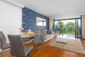 Cottage | Dining - Waters Edge (St Ives)