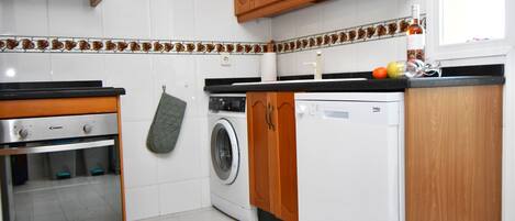 Réfrigérateur, micro-ondes, four, cafetière/bouilloire