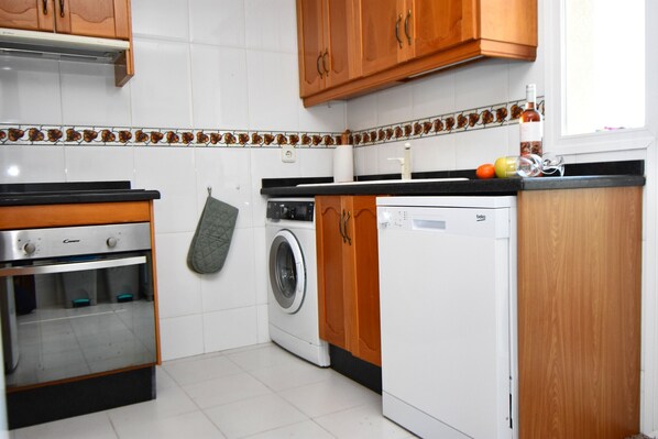 Frigorífic, microones, forn i cafetera i tetera