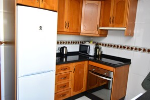 Frigorífic, microones, forn i cafetera i tetera