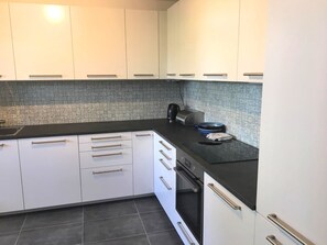 Een koelkast, een magnetron, een oven, een vaatwasser