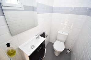 Bathtub, hair dryer, towels