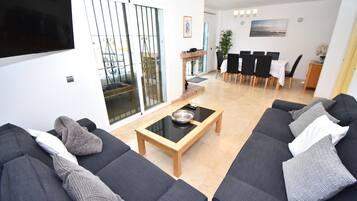 Télévision, cheminée