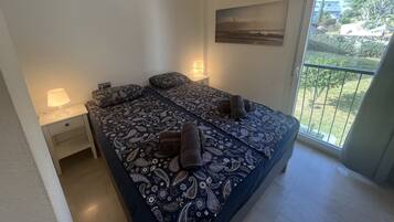4 slaapkamers, een strijkplank/strijkijzer, gratis wifi, beddengoed