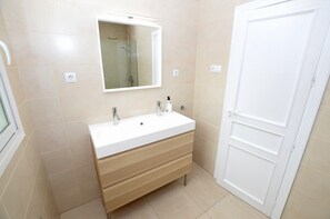 Badewanne, Haartrockner, Handtücher
