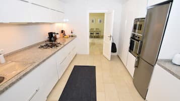 Een koelkast, een magnetron, een oven, een vaatwasser