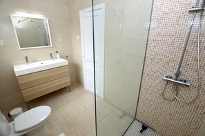 Baignoire, séchoir à cheveux, serviettes fournies