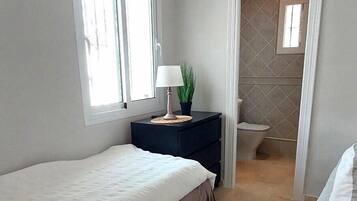 6 slaapkamers, een strijkplank/strijkijzer, gratis wifi, beddengoed