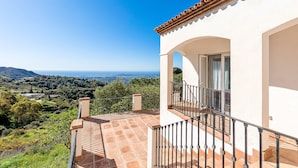 A balcony with a view of a hilly landscape. - Villa with Stunning Views & Private Pool (Mijas Pueblo)