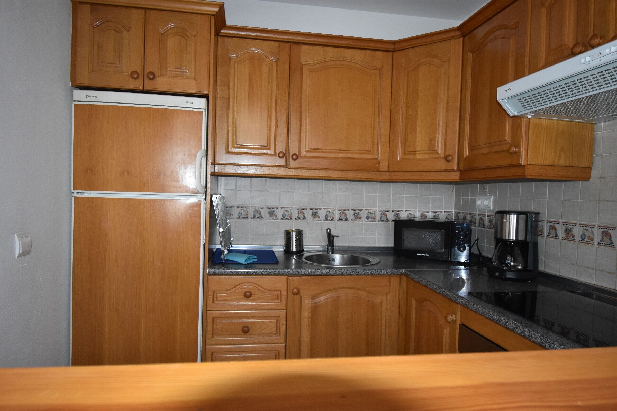 Kylskåp, mikrovågsugn, ugn och kaffe- och tebryggare