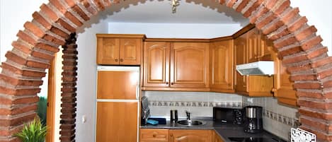 Réfrigérateur, micro-ondes, four, cafetière/bouilloire