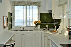 Een koelkast, een magnetron, een oven, een koffiezetapparaat/waterkoker