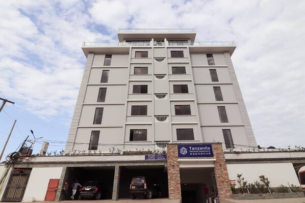 Exterior - Beautiful 1BR apartment w/wifi, gym & pool (Dar es Salaam)