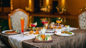 Mesa dispuesta con diferentes platos y bebidas, indicando un comedor en un hotel.