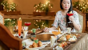 Un comedor con una mesa dispuesta para una comida, que incluye diferentes platos y bebidas.