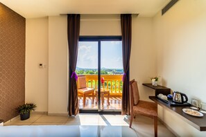 Habitació Deluxe | Caixa forta a l'habitació, escriptori i planxa i posts de planxar 