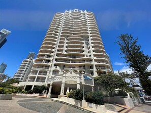 Exterior - Modern 2 Bedroom Apartment (Surfers Paradise)