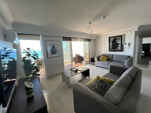 Smart TV - Modern 2 Bedroom Apartment (Surfers Paradise)