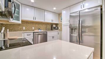 Fridge, microwave, stovetop, dishwasher