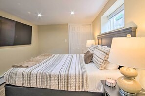 2 bedrooms, desk, iron/ironing board, WiFi