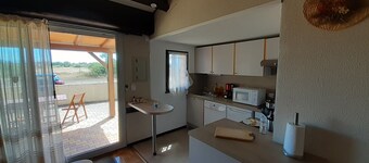 Unoverlooked T2 house with swimming pool & private parking, tennis court.