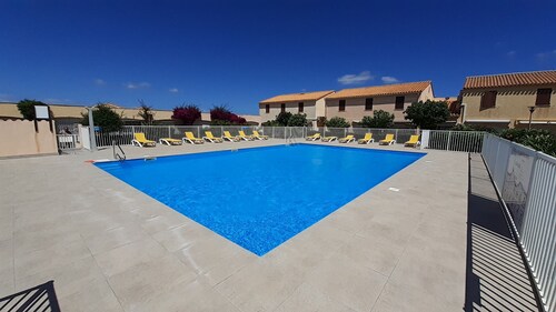 Unoverlooked T2 house with swimming pool & private parking, tennis court.