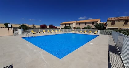 Unoverlooked T2 house with swimming pool & private parking, tennis court.